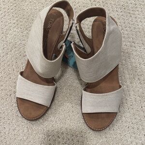 TOMS Women's Tan and Cream Sandals